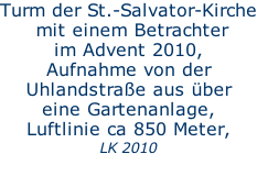 Turm der St.-Salvator-Kirche  mit einem Betrachter  im Advent 2010, Aufnahme von der  Uhlandstraße aus über  eine Gartenanlage,  Luftlinie ca 850 Meter,  LK 2010