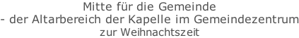 Mitte für die Gemeinde  - der Altarbereich der Kapelle im Gemeindezentrum zur Weihnachtszeit